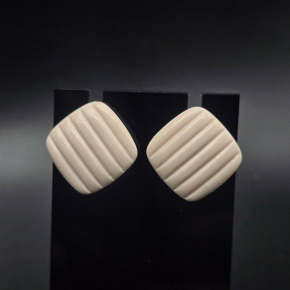 Avon 1985 Summer Sands Earrings Cream Ribbed Plastic Square Pierced Post